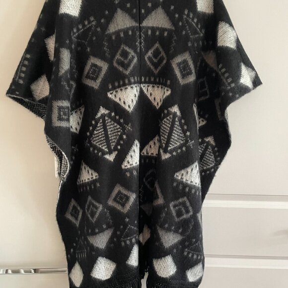 Womens' Cape Shawl Wrap Black Gray White Geometric Knitted Fringed - One Size - Picture 2 of 3